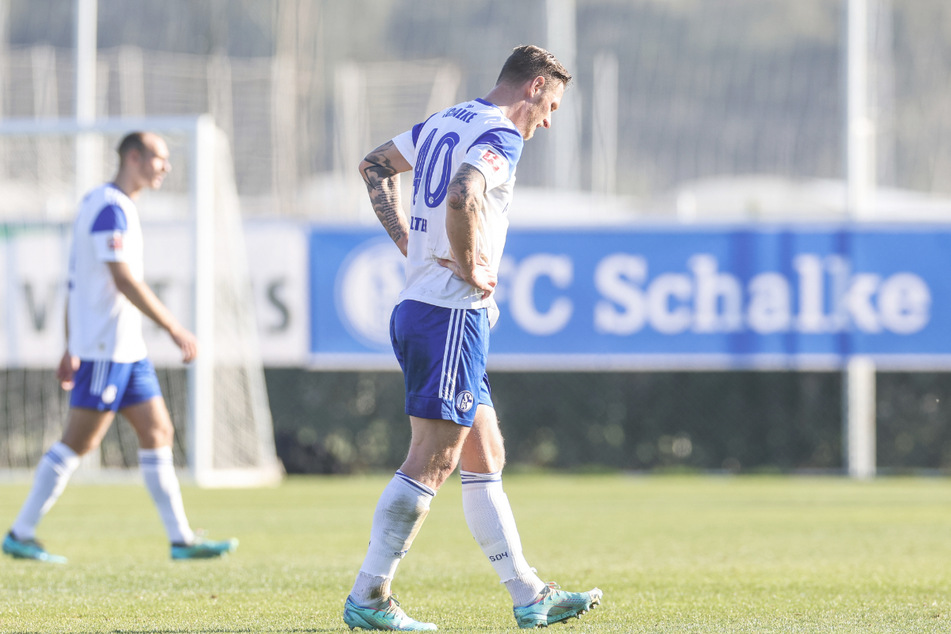 Nach einem Schlag auf den Oberschenkel musste Sebastian Polter (31, rechts) beim Schalker Testspiel gegen den Schweizer Meister FC Zürich ausgewechselt werden.
