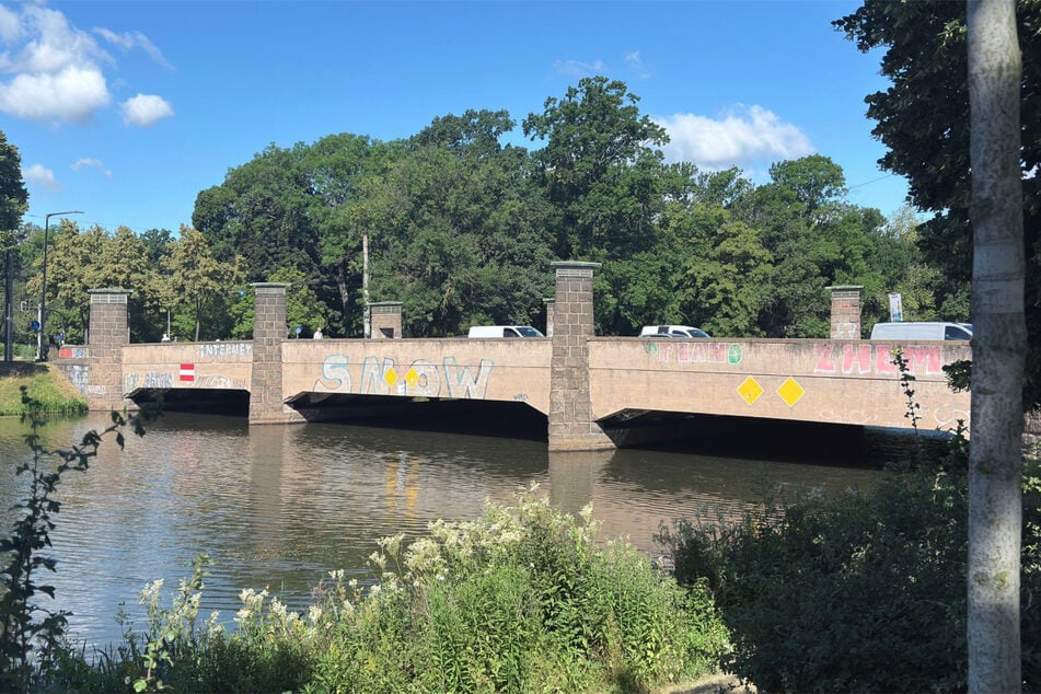 Die Klingerbrücke ist aktuell eine der wichtigsten Verbindungen in den Leipziger Westen, da parallel auch die Zeppelinbrücke gesperrt ist.