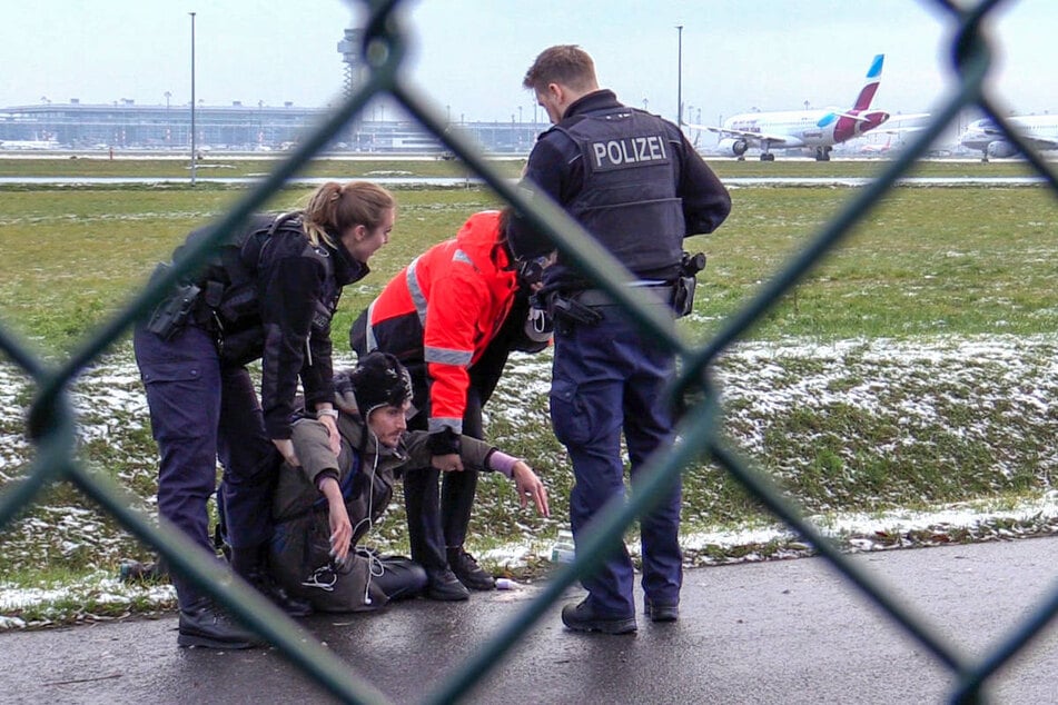 Mitglieder der Klimagruppe "Letzte Generation" haben in der Vergangenheit mehrfach versucht, den Betrieb am BER zu stören und werden dafür von der Bundespolizei zur Kasse gebeten. (Archivfoto)