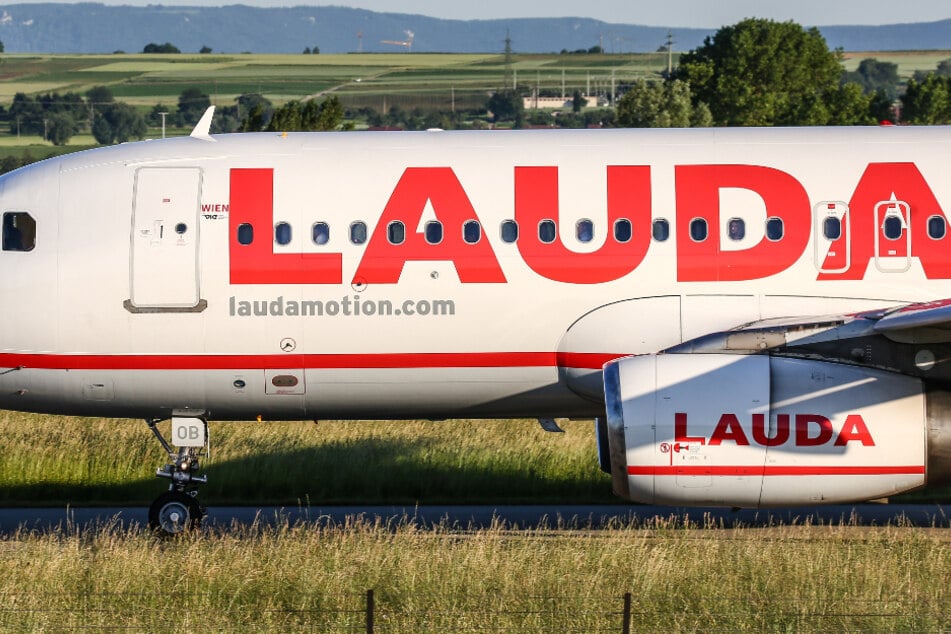 Ein Airbus A320 der Fluggesellschaft Laudamotion am Stuttgarter Flughafen.