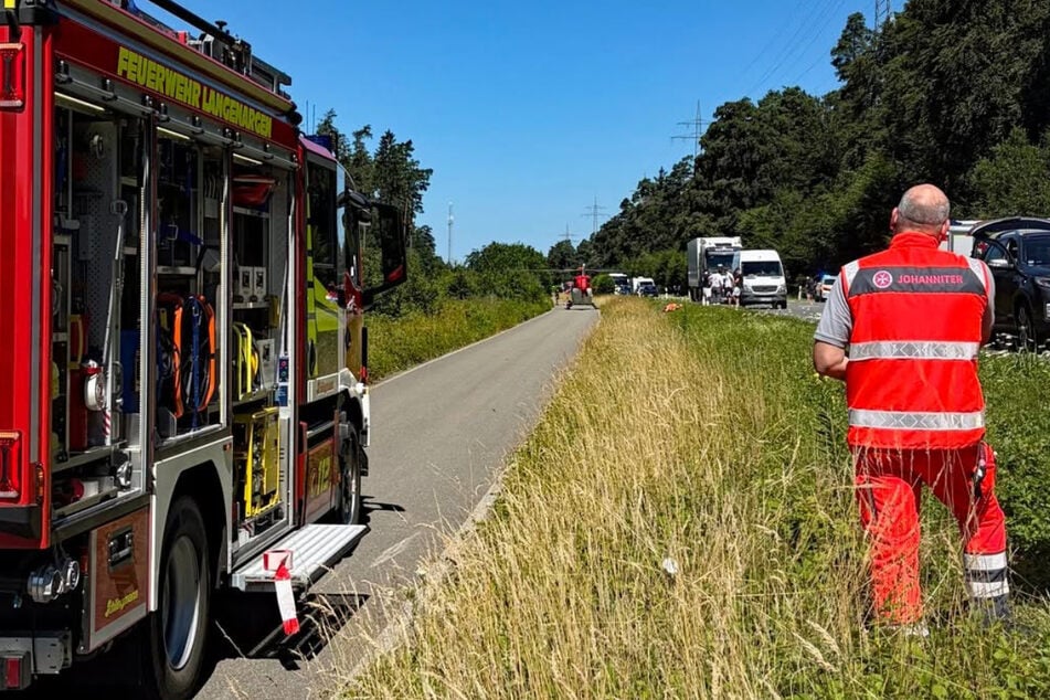 Zahlreiche Einsatzkräfte waren vor Ort, außerdem ein Rettungshubschrauber.