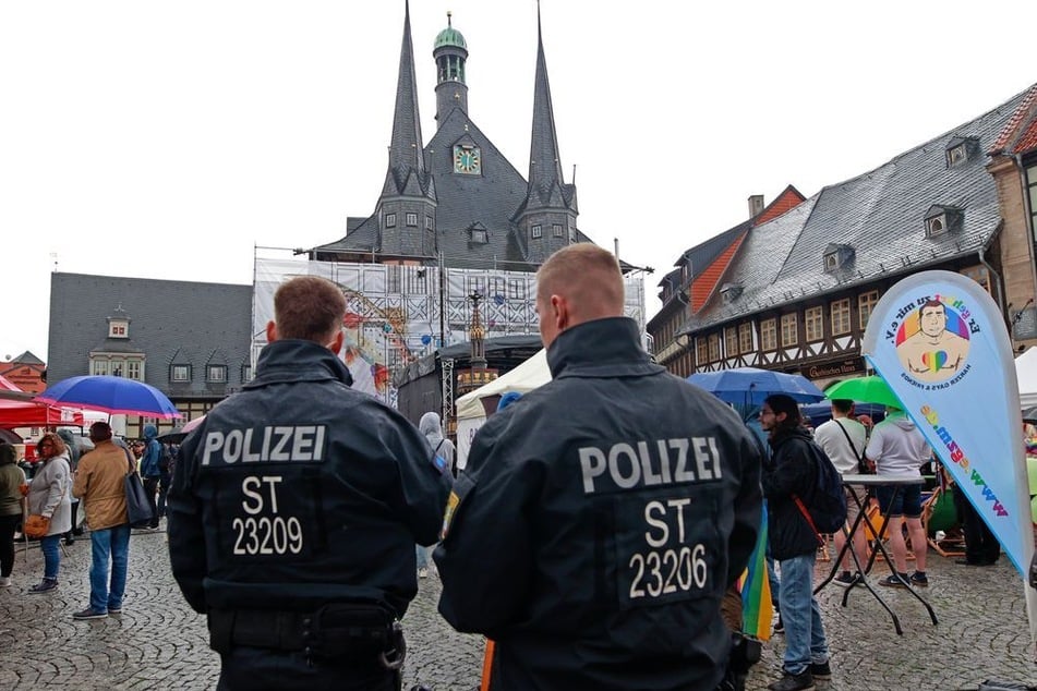 Seitdem der Landtag beschlossen hat, CSDs unter besonderen Schutz zu stellen, führt die Polizei rund um die Veranstaltungsorte gezielte Personenkontrollen durch.