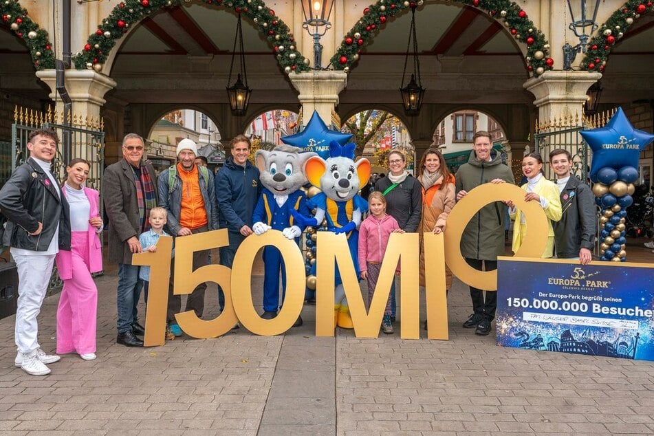 Michelle Walser (5.v.r.) wurde als 150-millionste Besucherin des Parks gezählt. Die Familie erlebte einen unvergesslichen Besuch im Europa-Park.