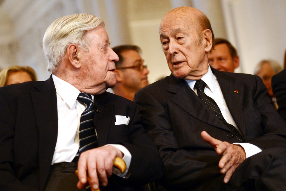 Der ehemalige deutsche Bundeskanzler Helmut Schmidt (l, †96) und der ehemalige französische Staatspräsident Valéry Giscard d'Estaing.