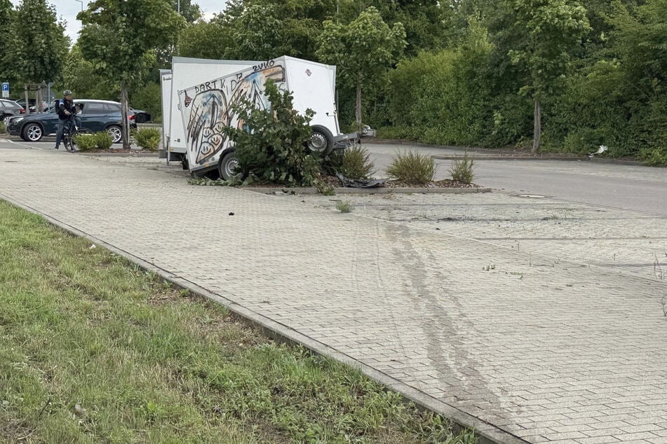 Der Fahrer war erst gegen ein Auto und dann gegen Anhänger geknallt.