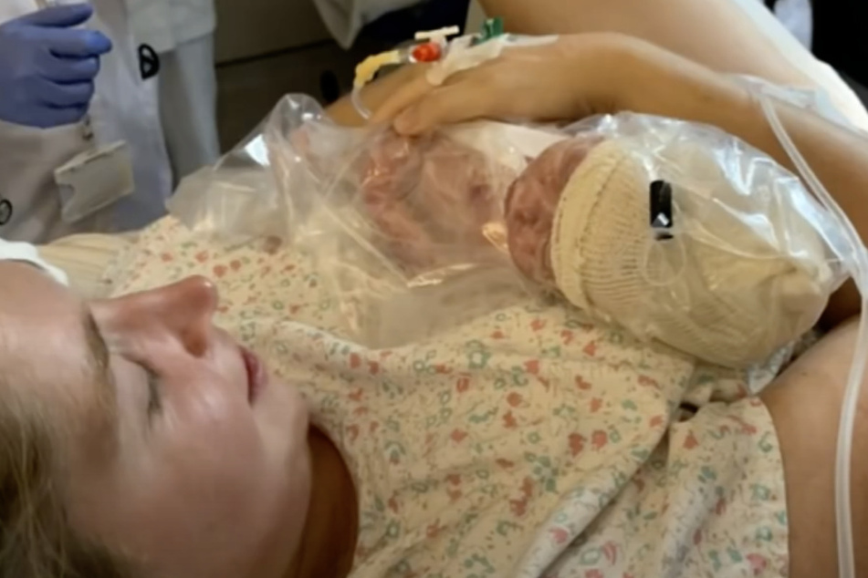 Charlotte Weise (29) hält ihren Sohn Mads nach der Geburt auf dem Arm.