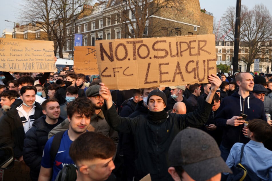 Europaweit kam es im April 2021 zu Protesten gegen die Super League, so wie hier beim FC Chelsea.