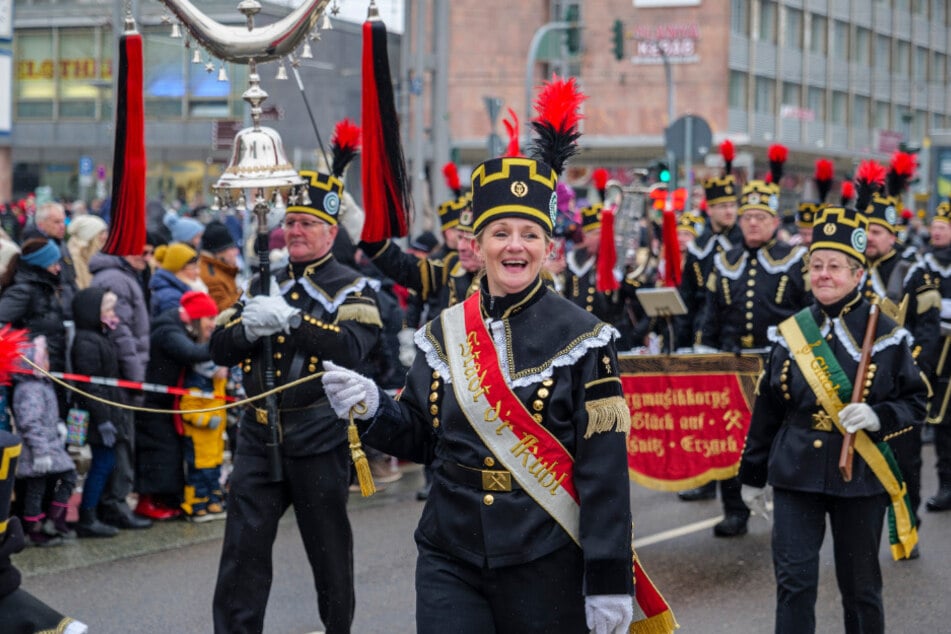 Die Große Bergparade zieht am Adventssamstag durch die Stadt.