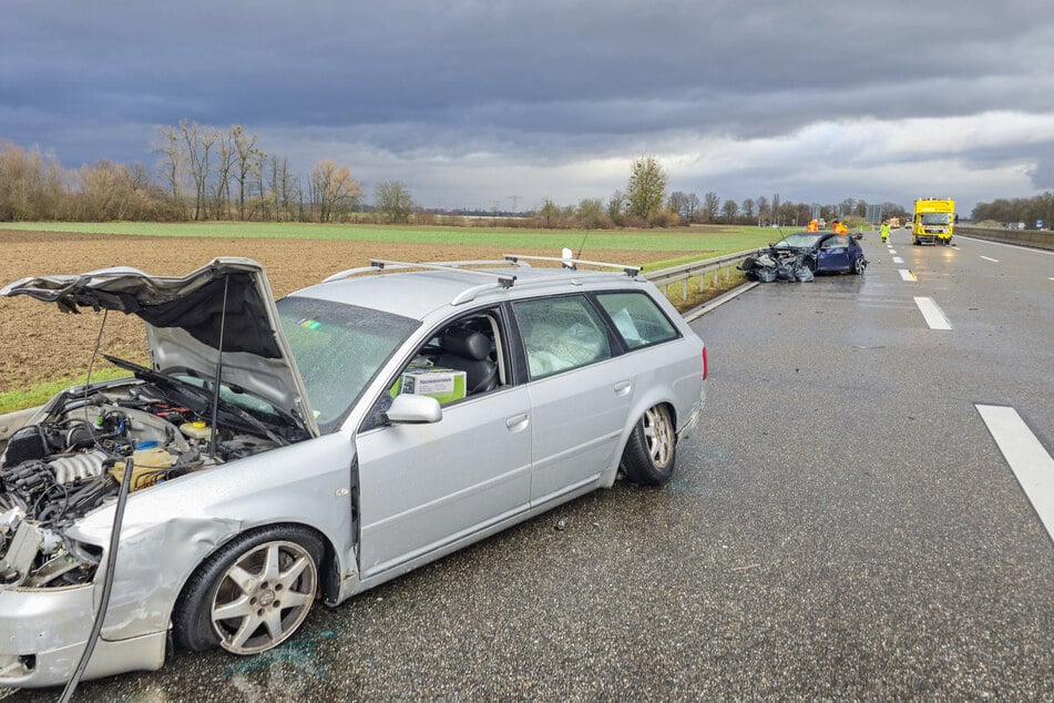 Auch der Audi wurde bei dem Zusammenstoß im Frontbereich beschädigt.