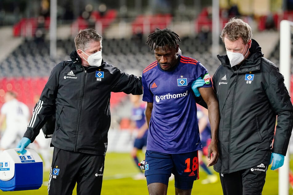 Nachdem er aus kürzester Distanz den Ball gegen den Kopf bekommen hatte, verlor HSV-Außenstürmer Bakery Jatta (M.) kurzzeitig das Bewusstsein und musste ausgewechselt werden.