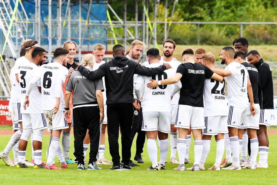 Wann darf Tennis Borussia Berlin wieder eingreifen? Von neun Spieltagen in der Regionalliga Nordost haben die Lila-Weißen aufgrund von Corona erst vier absolviert. Die zehnte Liga-Partie wurde nun ebenfalls abgesagt.