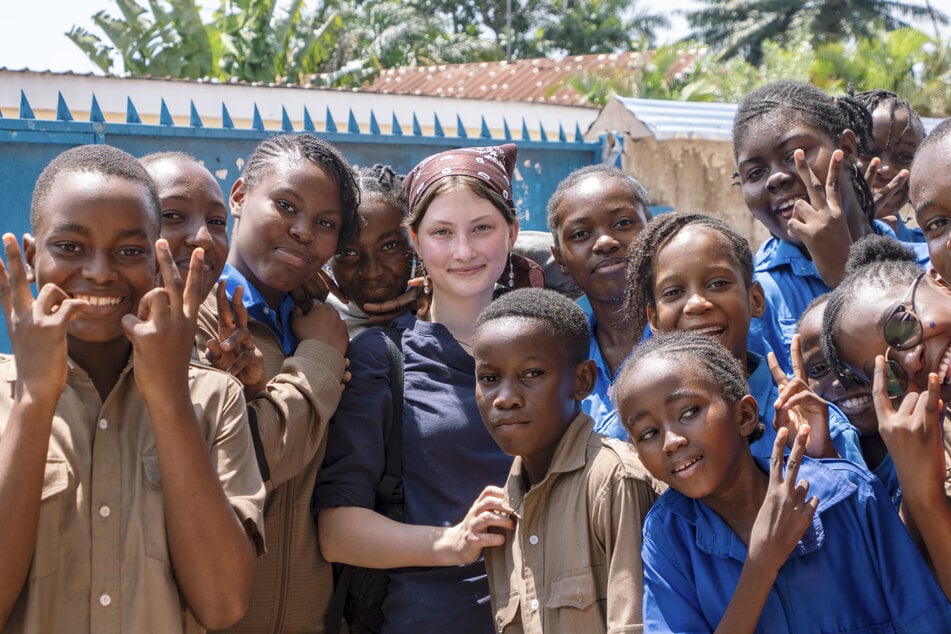 Elise Reinhold (16) inmitten der Schüler ihrer Partnerschule in Brazzaville.