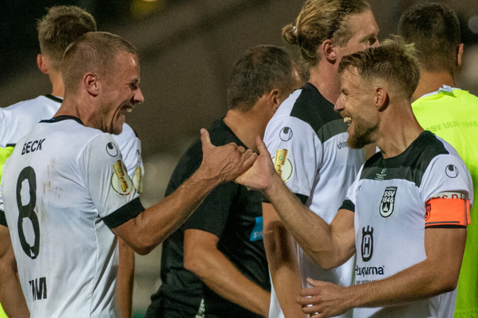 Ulms Adrian Beck (23, l.) und Johannes Reichert (29) freuen sich über den Sieg in der ersten Runde gegen Erzgebirge Aue.