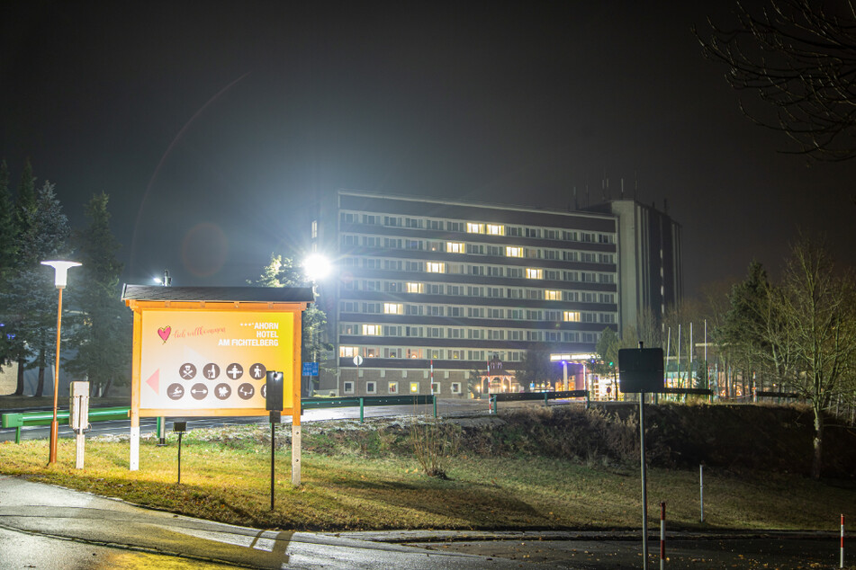Das 3-Sterne-Hotel mit 388 Zimmern liegt direkt an der B95. Am Sonntag leuchtete in ausgewählten Zimmern das Licht.