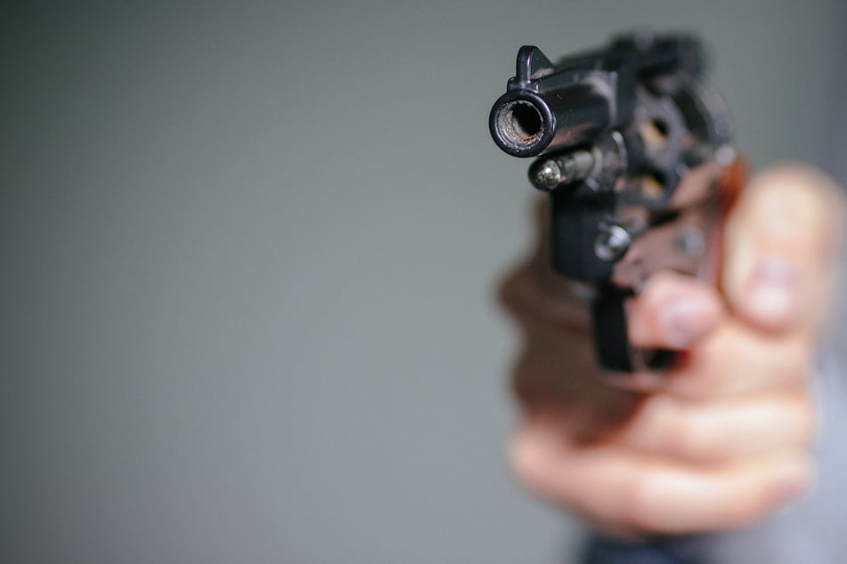 Leipzig: LKA eingeschaltet: 19-Jährige stellt Autofahrer zur Rede und wird mit Waffe bedroht