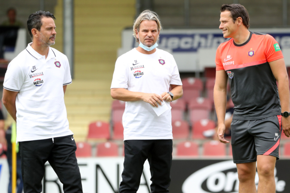 Dirk Schuster (l.) und sein Trainerteam halten noch nach Verstärkungen für die Offensive Ausschau.