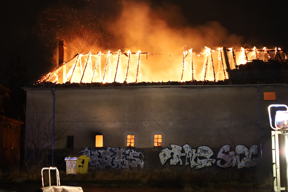 Berlin: Feuer an Heiligabend: Gebäude in Berlin-Lichtenberg in Flammen