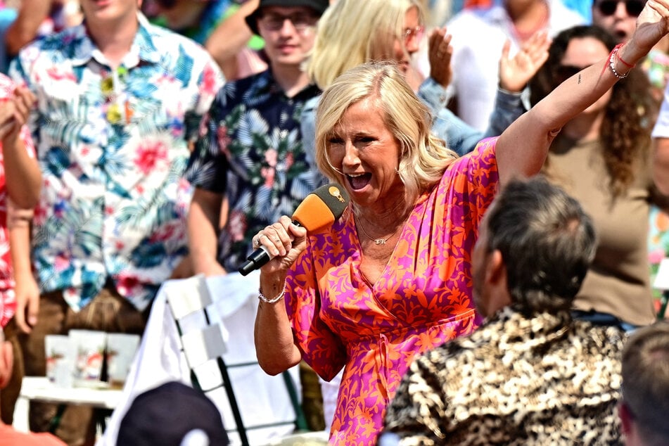 Wenn es hektisch wird, dann legt Moderatorin Andrea "Kiwi" Kiewel (61) gerne noch eine Schippe drauf. (Archivbild)