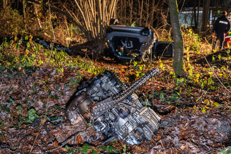 Der Motorblock riss aus dem Auto und blieb im Wald liegen.