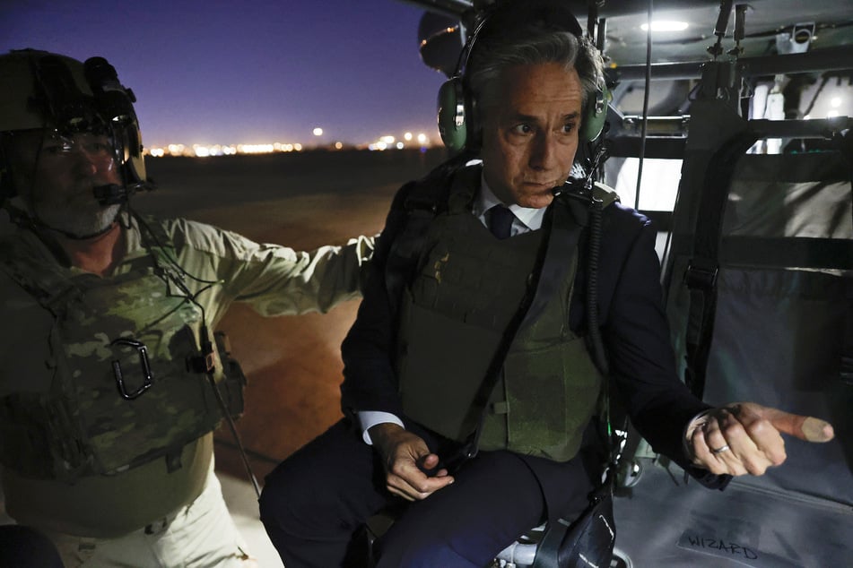 Antony Blinken (61, r.), Außenminister der USA, verließ gestern Abend die internationale Zone mit einem Helikopter, nachdem er sich mit dem irakischen Premierminister al-Sudani (53) getroffen hat.