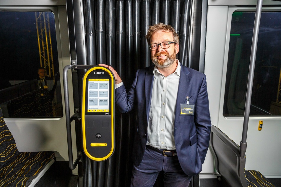 DVB-Marketingchef Martin Gawalek (44) zeigt den neuen Ticket-Automaten der Bahn.