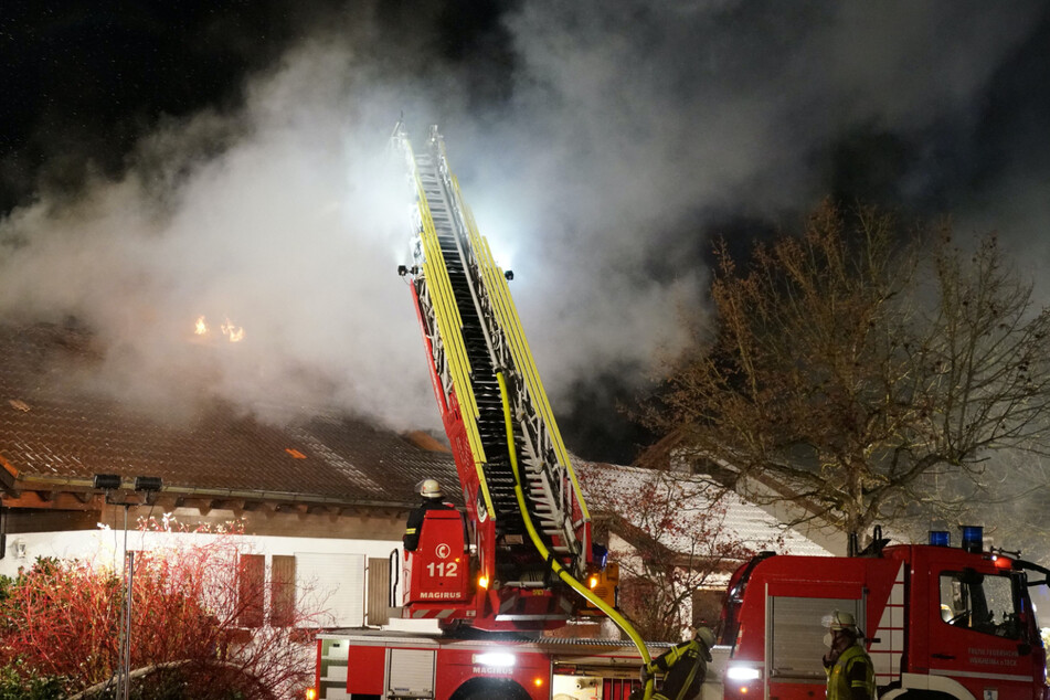 Flammen zerstören Mehrfamilienhaus: Vier Verletzte!