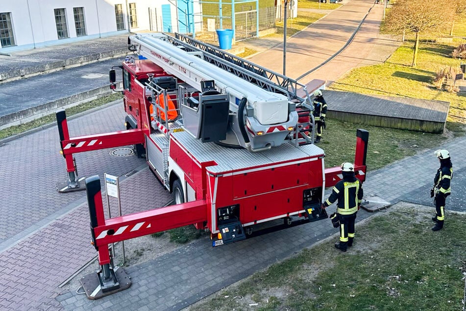 Am Boden bereiteten die Feuerwehrleute den Einsatz vor.