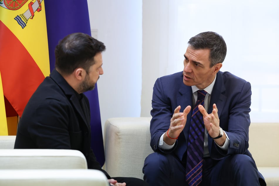 Pedro Sánchez (r., 54), Ministerpräsident von Spanien, empfängt Wolodymyr Selenskyj (48), Präsident der Ukraine im Regierungspalast La Moncloa.