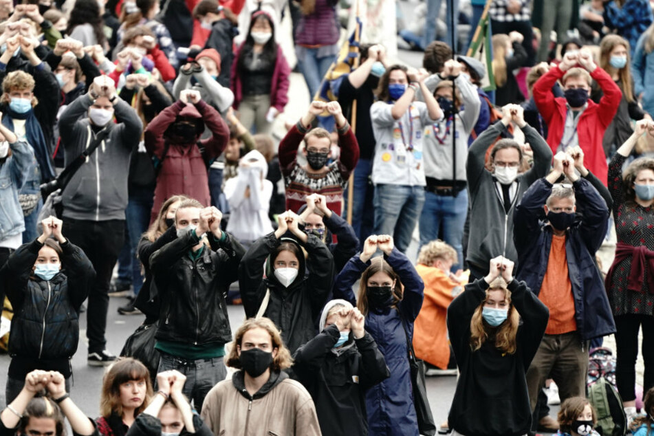 Aktivisten der Klimaschutzbewegung Fridays for Future demonstrieren im Rahmen eines internationalen Klimaprotesttages wieder für mehr Tempo im Kampf gegen die Klimakrise.