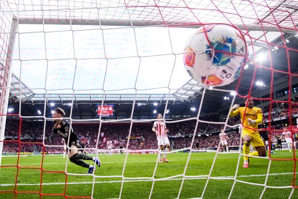 Sieg nach Bischofs Doppeltreffer: Lennart Karl (l.) macht das Tor zum 3:2 für Bayern in der Nachspielzeit.
