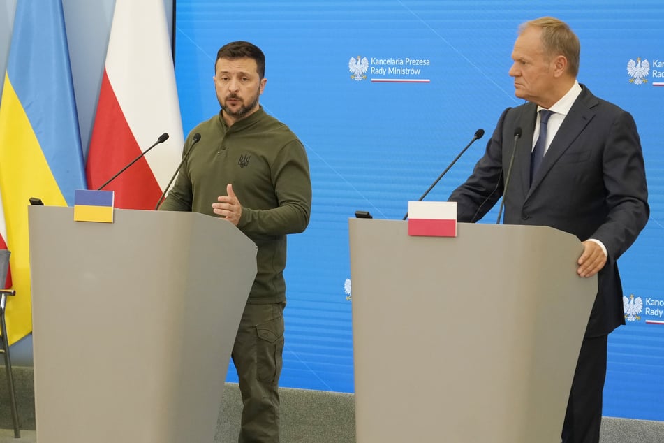 Donald Tusk (67, r.), Ministerpräsident von Polen, und Wolodymyr Selenskyj (46), Präsident der Ukraine, sprechen bei einer gemeinsamen Pressekonferenz.