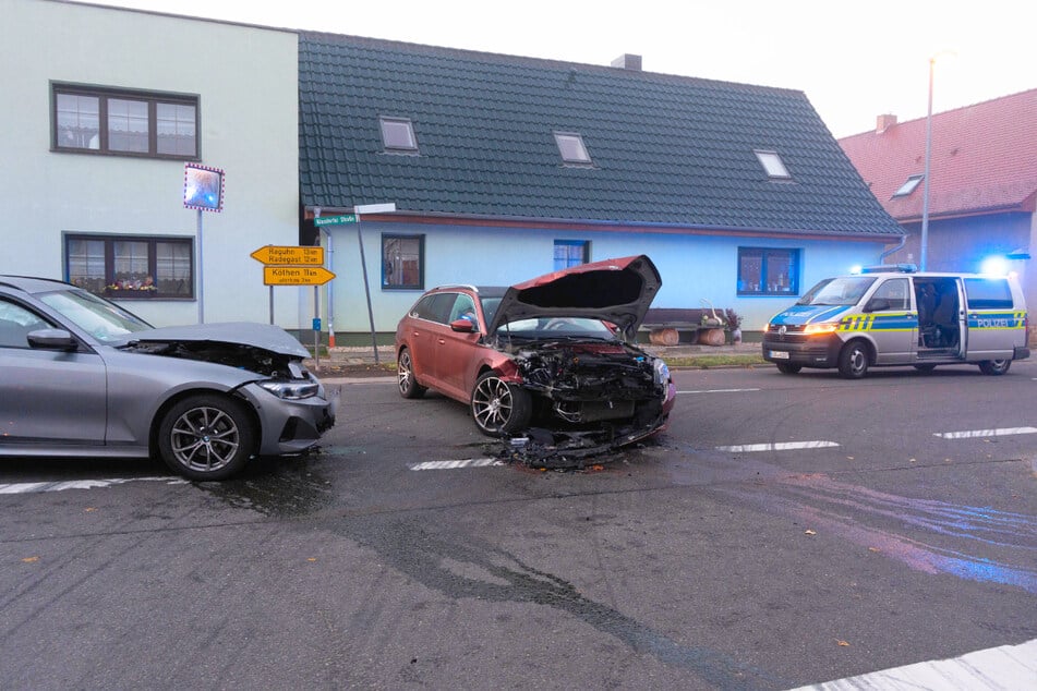 Während die Autofahrerin recht glimpflich davon kamen, trugen ihre Autos schwere Schäden davon.