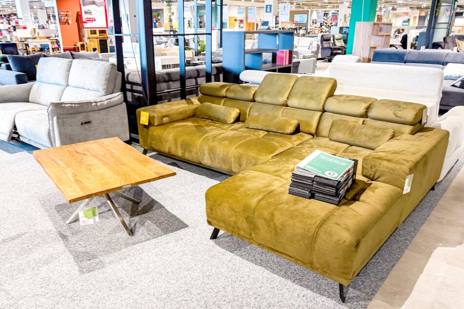 Dieses goldene Sofa gibt's bei porta bis Samstag (26.9.) zum Hammerpreis