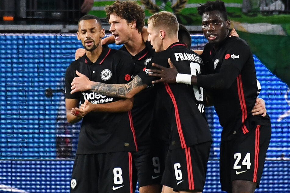 Frankfurts Sam Lammers (2.vl.) jubelt mit Djibril Sow (l-r), Kristijan Jakic und Danny da Costa nach seinem Tor zum 0:1.