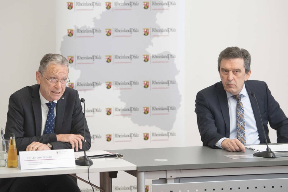 Generalstaatsanwalt Jürgen Brauer (l.) und der Präsident des Landeskriminalamtes Rheinland-Pfalz Johannes Kunz gaben am Donnerstag Details zu den Ermittlungen gegen die extremistischen "Vereinten Patrioten" bekannt.