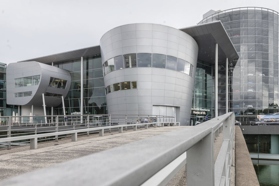 Tagungsort war ausgerechnet die Gläserne Manufaktur von Volkswagen in Dresden. Der Konzern fährt derzeit einen Schlingerkurs und will auch in Sachsen Stellen abbauen.