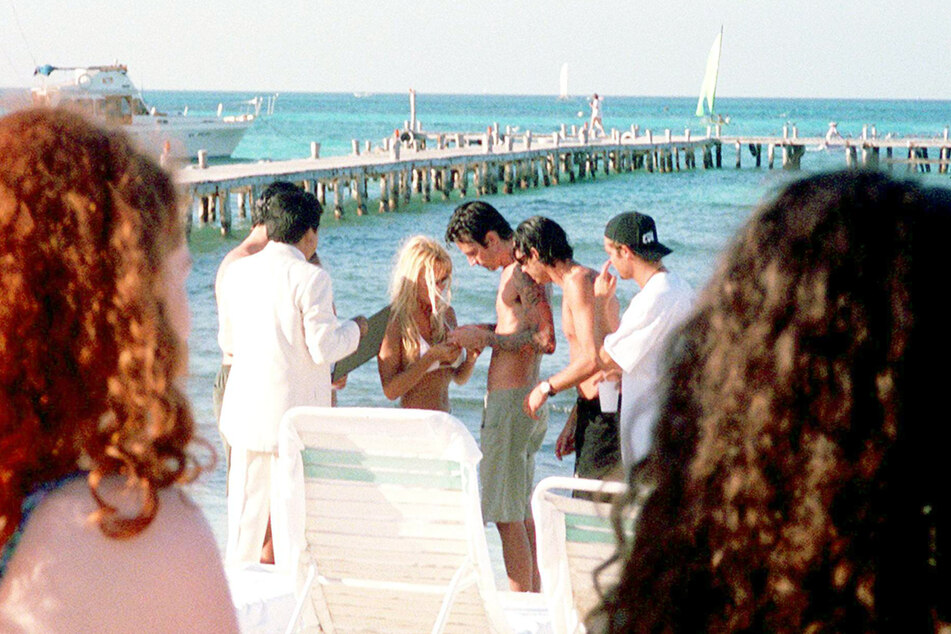 Pamela Anderson und Tommy Lee bei ihrer Hochzeit im Jahr 1995 am Strand von Cancún