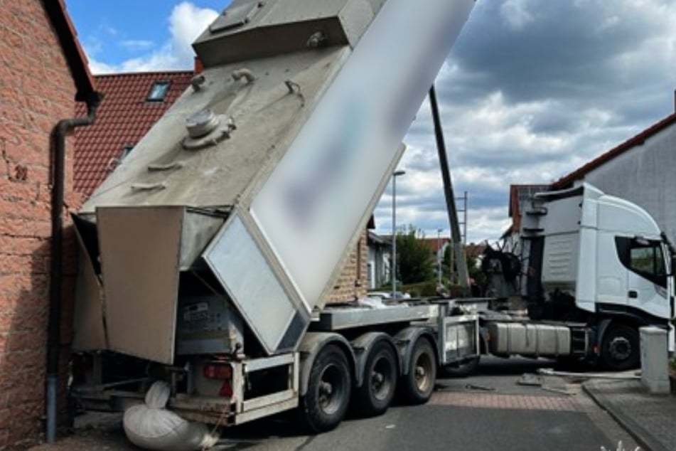 Die Fassade wurde durch den Lkw so schwer beschädigt, dass das Technische Hilfswerk das Haus mit Baustützen absichern musste.