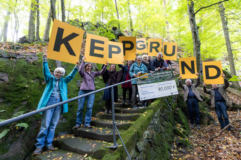 Einen Spendenscheck in Höhe von 90.000 Euro überreichte die "Bürgerinitiative Keppgrund" am Mittwoch der Stadt.