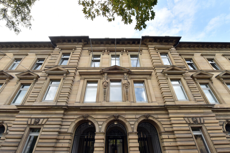 Die jungen Männer müssen sich ab Montag vor dem Landgericht Karlsruhe verantworten. (Archiv)