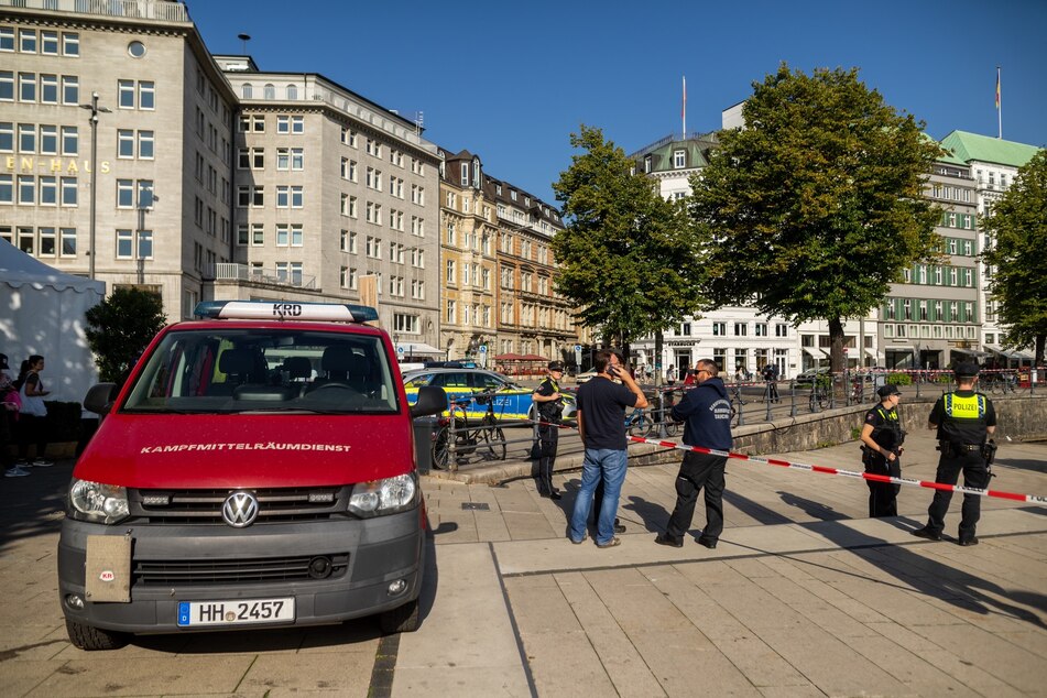 Polizei und Kampfmittelräumdienstes im Einsatz an der Binnenalster.
