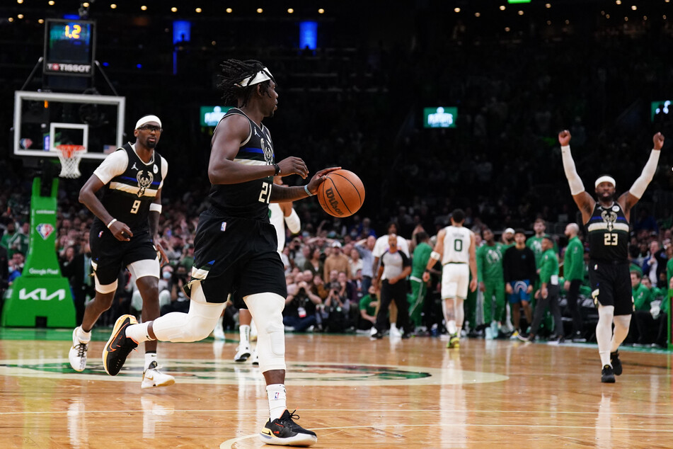Jrue Holiday (2nd from l.) also played a crucial role in the Bucks' win.