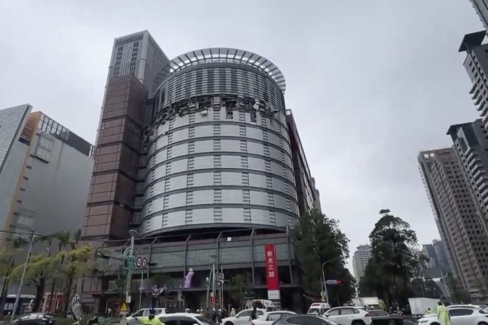 Die beschädigte Fassade des Kaufhauses Shin Kong Mitsukoshi in Taichung nach einer Explosion.