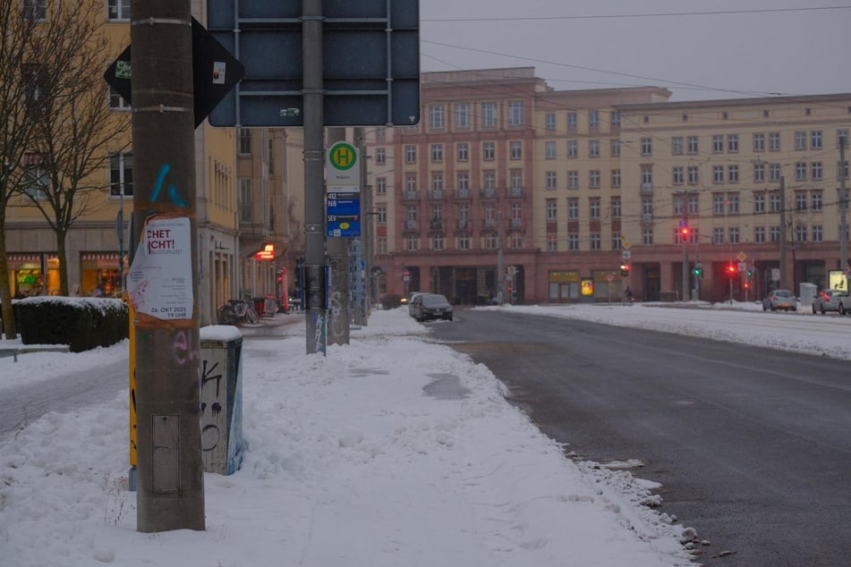 Radwege sind oft kaum bis gar nicht geräumt, wie hier am Roßlatz im Leipziger Zentrum zu sehen ist. Laut Mobilitäts- und Tiefbauamt müsse dazu zunächst ein winterdienstlich zu betreuendes Radwegenetz erarbeitet werden.