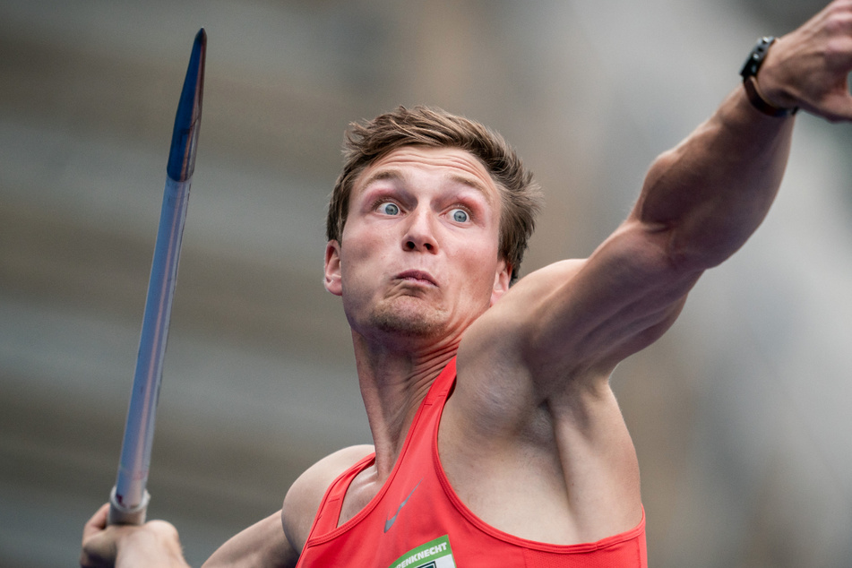 Mit weit aufgerissenen Augen holt Thomas Röhler (29) zum Speerwurf im Berliner Olympiastadion aus.