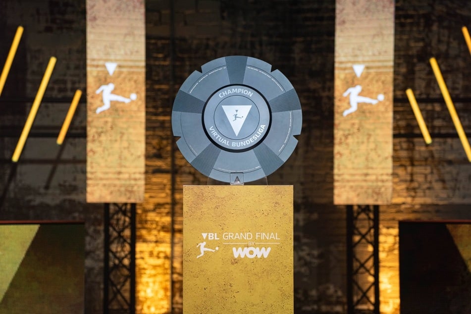 Neben den 40.000 Euro Preisgeld darf sich der eFootballer natürlich auch über eine schöne Trophäe freuen.