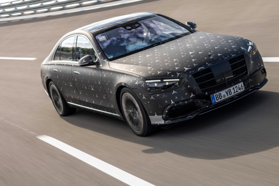 Ein mit Klebefolien getarntes Fahrzeug der neuen Mercedes-Benz S-Klasse ist bei einer Erprobungsfahrt auf dem Prüfgelände in Immendingen unterwegs. Am Mittwoch wird der Konzern das neue Modell vorstellen.