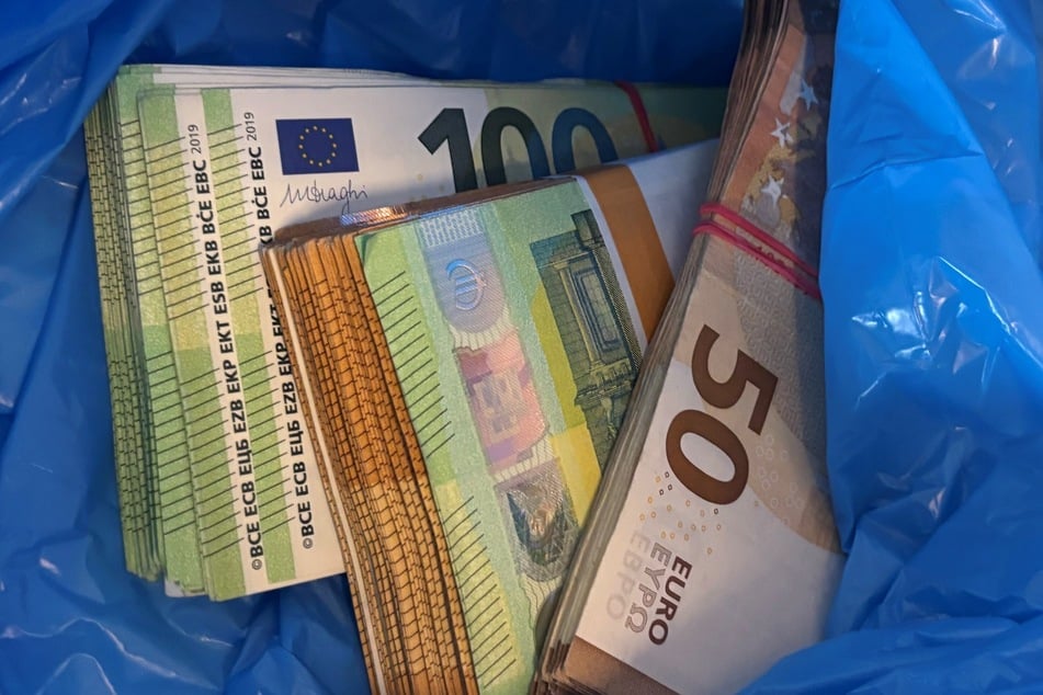 Fast 50.000 Euro haben Ermittler in den Objekten gefunden.