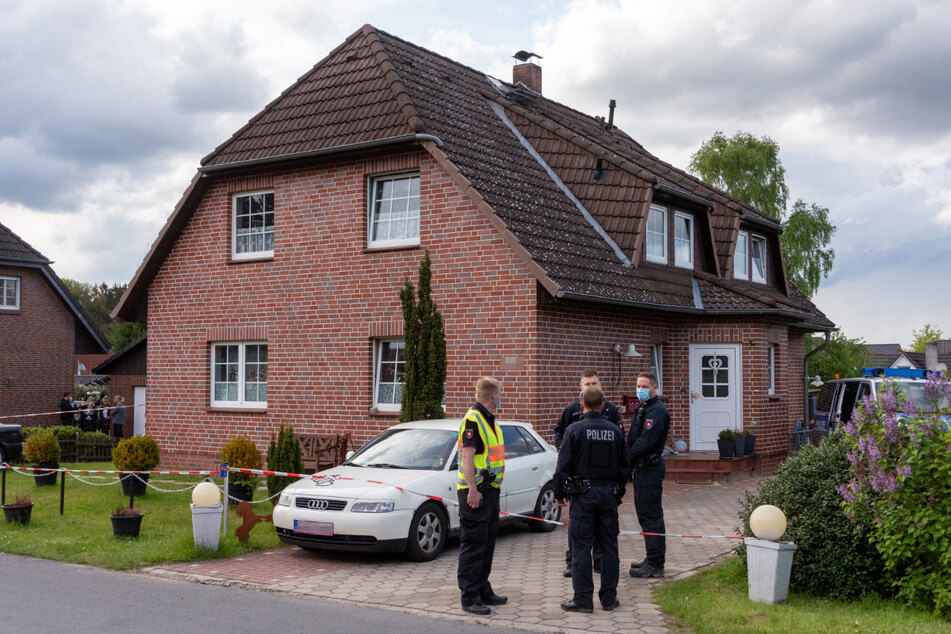 Polizisten haben das Haus in Bispingen abgesperrt, in dem die beiden Leichen gefunden wurden.