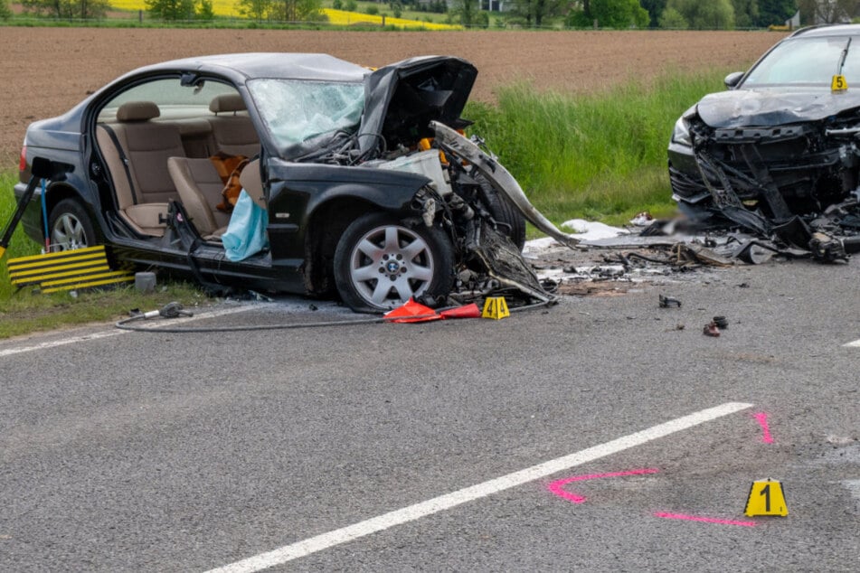 Tödlicher Frontalcrash auf S200: BMW kracht mit Laster zusammen